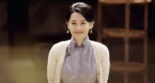 「许晴」与小20岁男星“恋爱”，4段感情都虐，51岁的许晴真“骚”真软