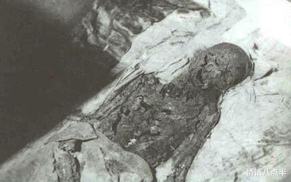 汉语|历史上过目难忘的照片:在机场被红军逮捕的溥仪,棺材里的慈禧太后面目全非