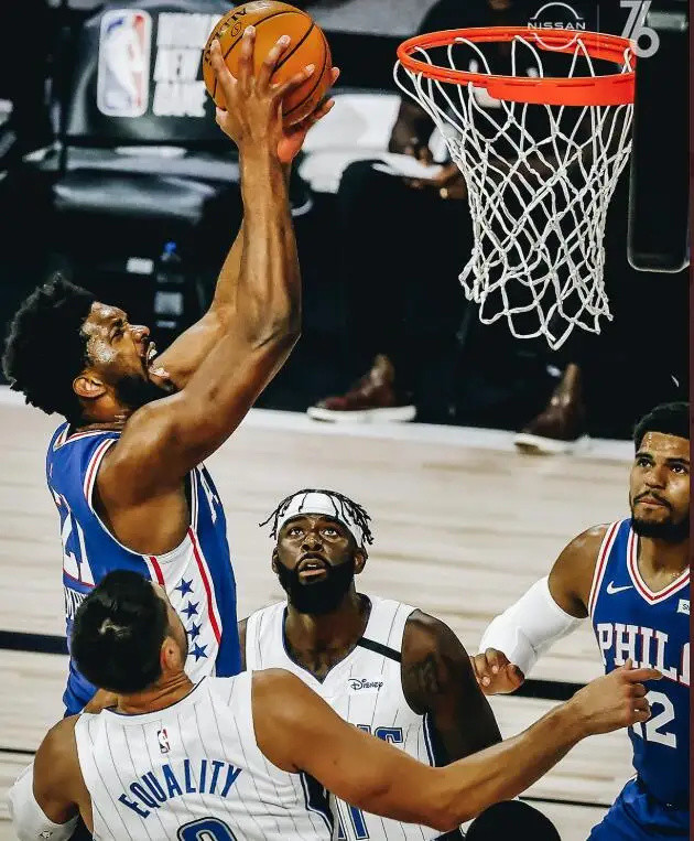 76人队|轰62+19！登顶东部第一，76人赢得太轻松，霍华德要来东部夺冠了