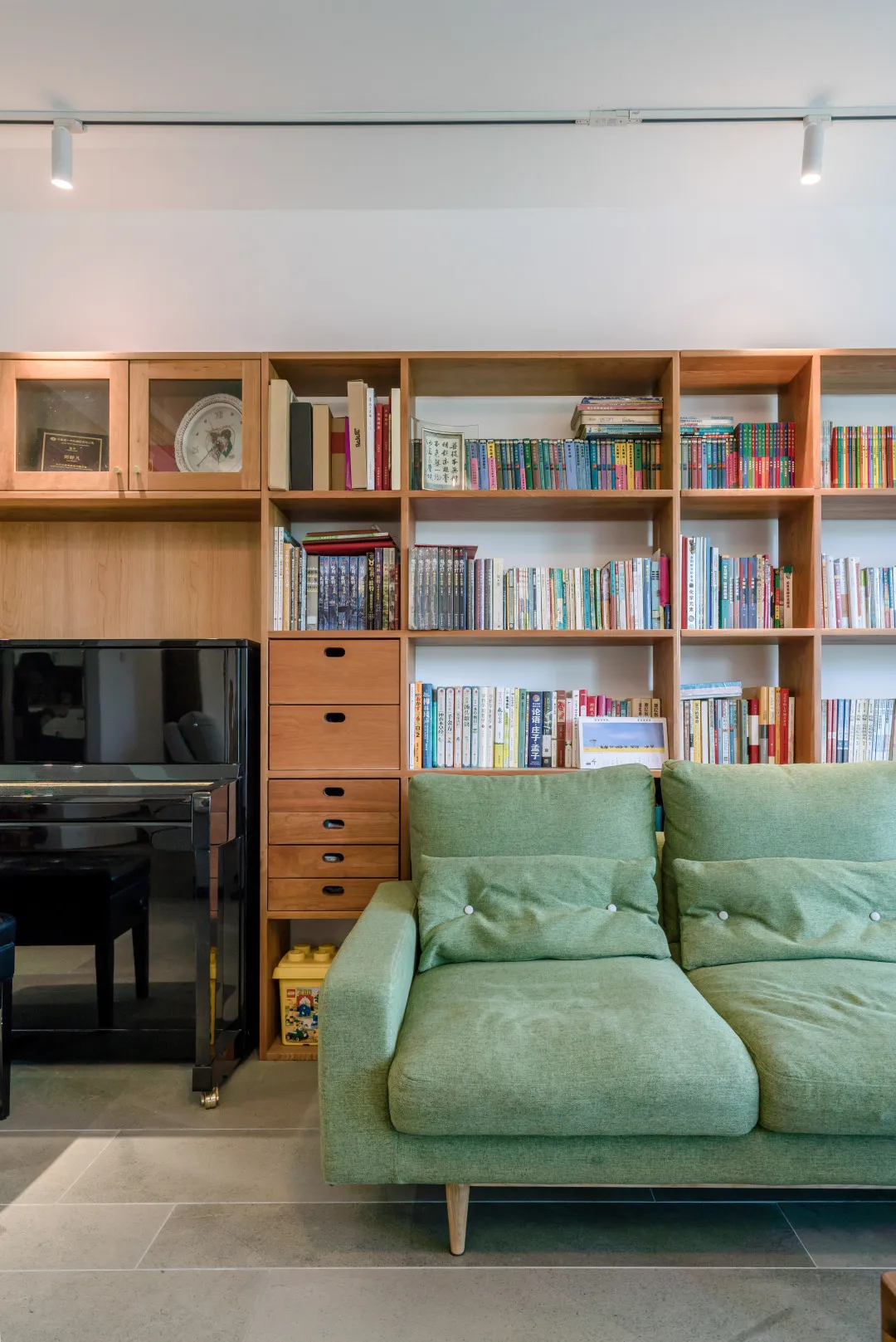 |这个自然温暖的三口之家，有家庭“图书馆、咖啡馆”，适合慢慢的享受生活~