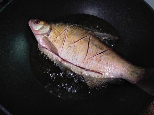 [鳊鱼]鱼刺卡在喉咙里，不要再喝醋了，1个小妙招，让鱼刺自己跑出来