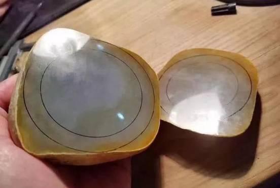 『翡翠』厉害了，翡翠原石赌石切出2条手镯就得带上验钞机数钱！