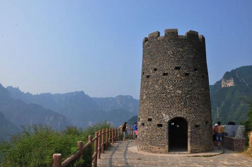 日军|山东5代人住日军炮楼58年，墙壁厚72厘米，从弹孔通暖气花了20年