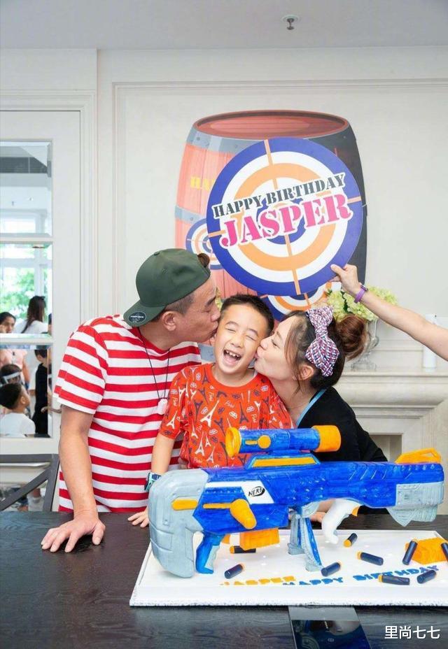 应采儿▲应采儿一家为儿子庆生，大儿子越来越像陈小春，应采儿产后恢复好