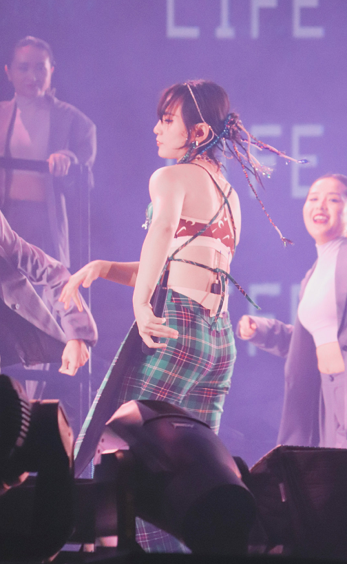 周笔畅|周笔畅的裙装造型太妖娆了，露着后背真抢镜，栓根绳子真有个性