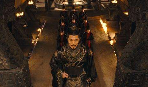 『秦始皇』秦始皇为何要自称为“朕”？专家：你将“朕”拆开念，就明白了