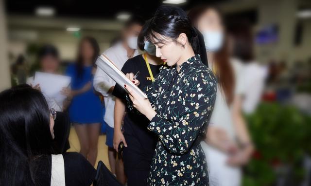 穿衣搭配|阚清子穿衣真接地气！运动风造型很随性，头上挂着卷发棒就敢出门