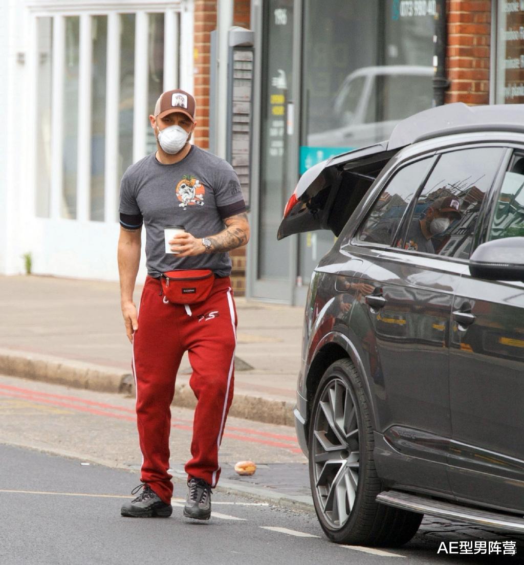 『汤姆·哈迪』笑哭了！43岁“毒液”汤姆·哈迪甜甜圈掉了，本人超想捡起来吃掉