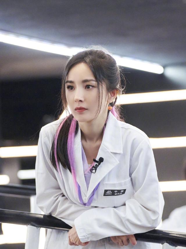 穿衣搭配|大幂幂再出穿搭模板！扎染粉色的高马尾，青春又甜美