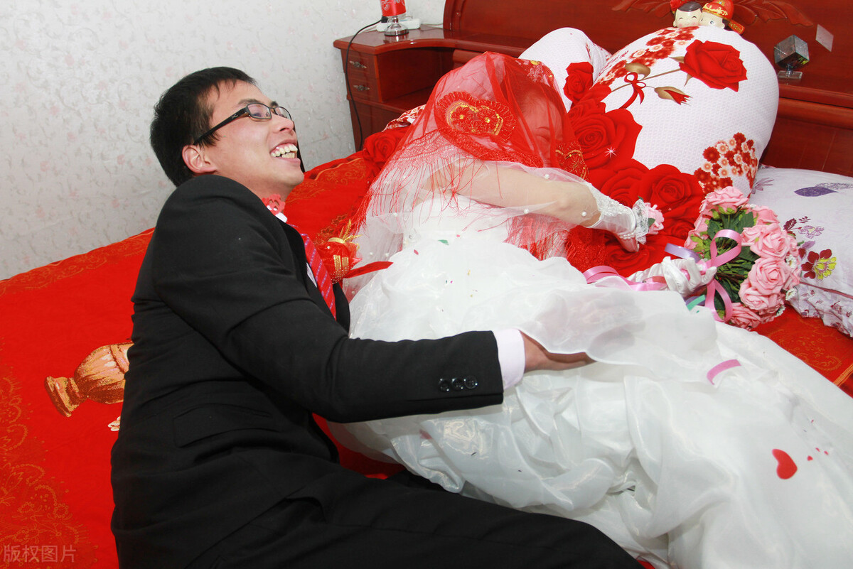 新娘弟弟藏起一隻婚鞋索要4千紅包，新娘光腳下地：我有腳就能嫁-圖5