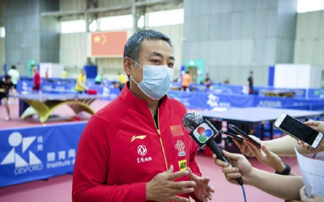 『美国』44岁刘国梁增白发显沧桑！马龙等4老将有新课题，樊振东该理发了