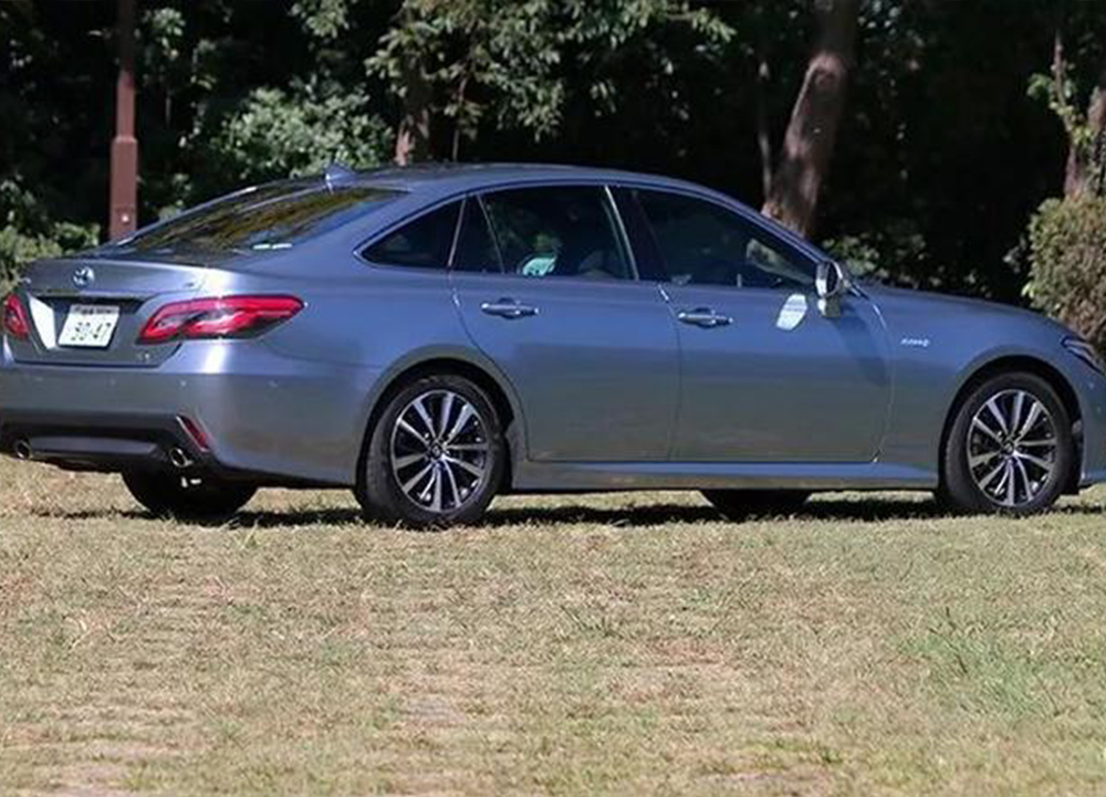 【丰田皇冠】全新皇冠海外上市，高颜值胜过宝马5系，网友却急眼：死不悔改