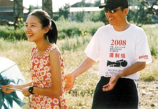 24年前赵丽蓉的春晚小品，谁注意到端酒的小丫环？如今却火得一塌糊涂