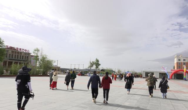 茶卡盐湖：天空之镜的茶卡盐湖，遇到一个阴天，那会是什么样的感觉？