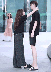 小姐姐|姑娘赶紧把这么尴尬的东西拿走吧，放在办公室里多丢人