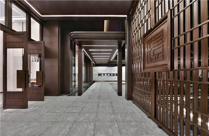 「」洗尽铅华承国风之韵，以新中式建筑之精髓将传统与现代结合，再现中国古典大宅之神韵！