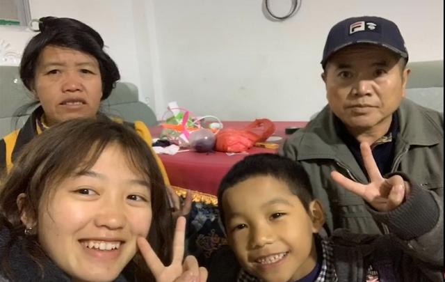 梁小友|《变形计》“神仙妹妹”梁小友高二辍学后成网红，浓妆直播惹众议