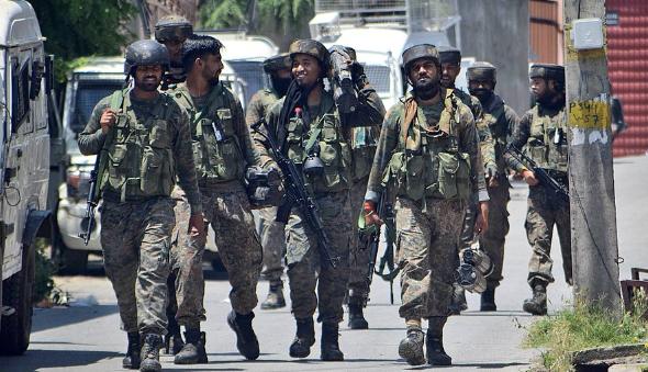 『印度』印军敢死队悄悄赴边境，发现导弹一字排开瞄准，莫迪抱怨大国欺骗