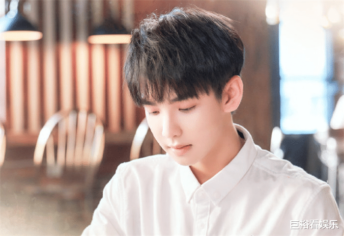 甜宠剧|腾讯又一校园甜宠剧大火，仅1天播放量超8千万，看完8集还想看