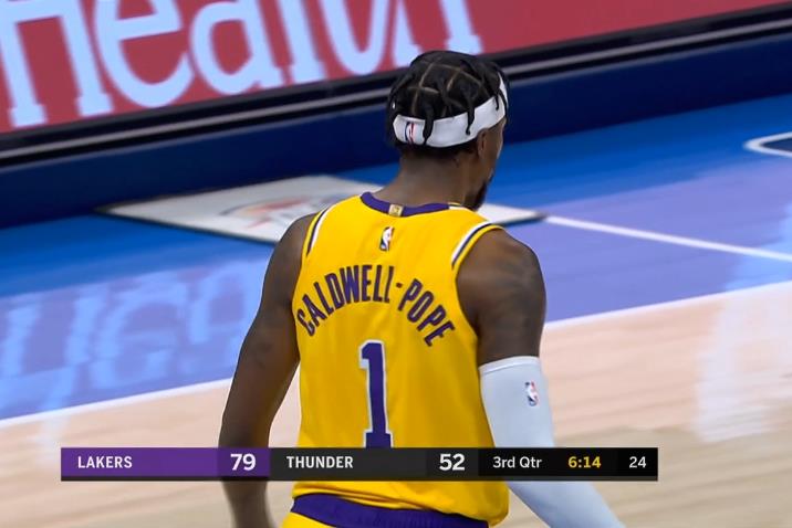 安東尼·戴維斯|湖人搞笑一幕！濃眉太調(diào)皮了，場(chǎng)上玩波普的頭發(fā)，后者很無(wú)語(yǔ)