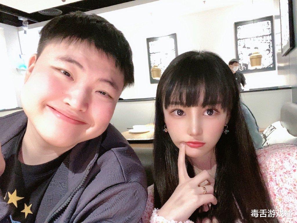 [Uzi]Uzi送女友的520礼物什么水平？水友：以Uzi的身价来算相当于100块