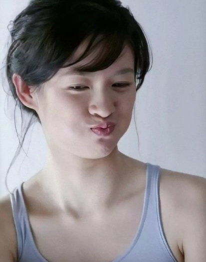 章子怡|章子怡17岁时有多撩人？大学时期旧照曝光，这才是真正的“玉女”！