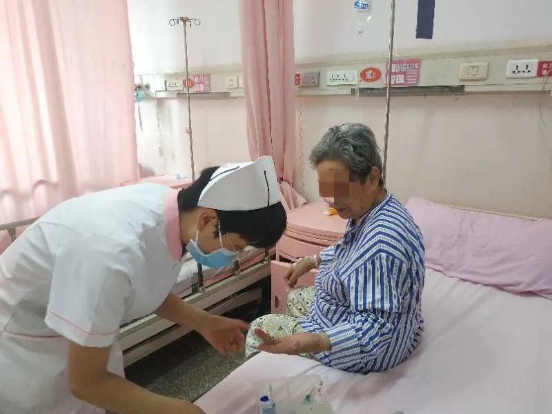 封面新闻|西安母女被困别墅电梯4天，互喝尿液求生