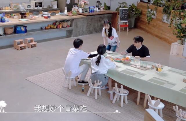 「郑爽」张新成做好的饭，郑爽嫌热量高一口没吃，看清菜品，真不羡慕