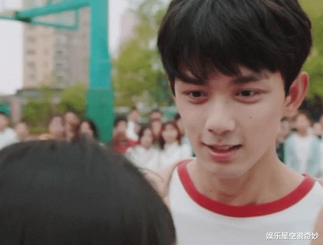 #张子枫#182CM的吴磊和张子枫拥抱，镜头下移看到四条腿，原谅我笑出声