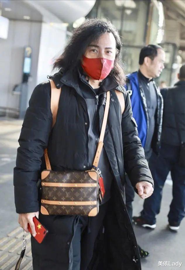 「陈志朋」陈志朋风格真是看不懂，顶着一头乱发像犀利哥，戴红口罩太女人