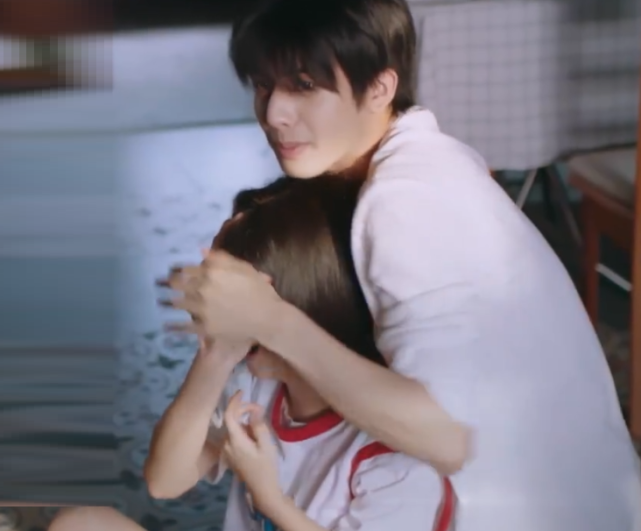 以家人之名|以家人之名:贺子秋撞见凌霄吻李尖尖,小哥痛心尖尖一个手势化解