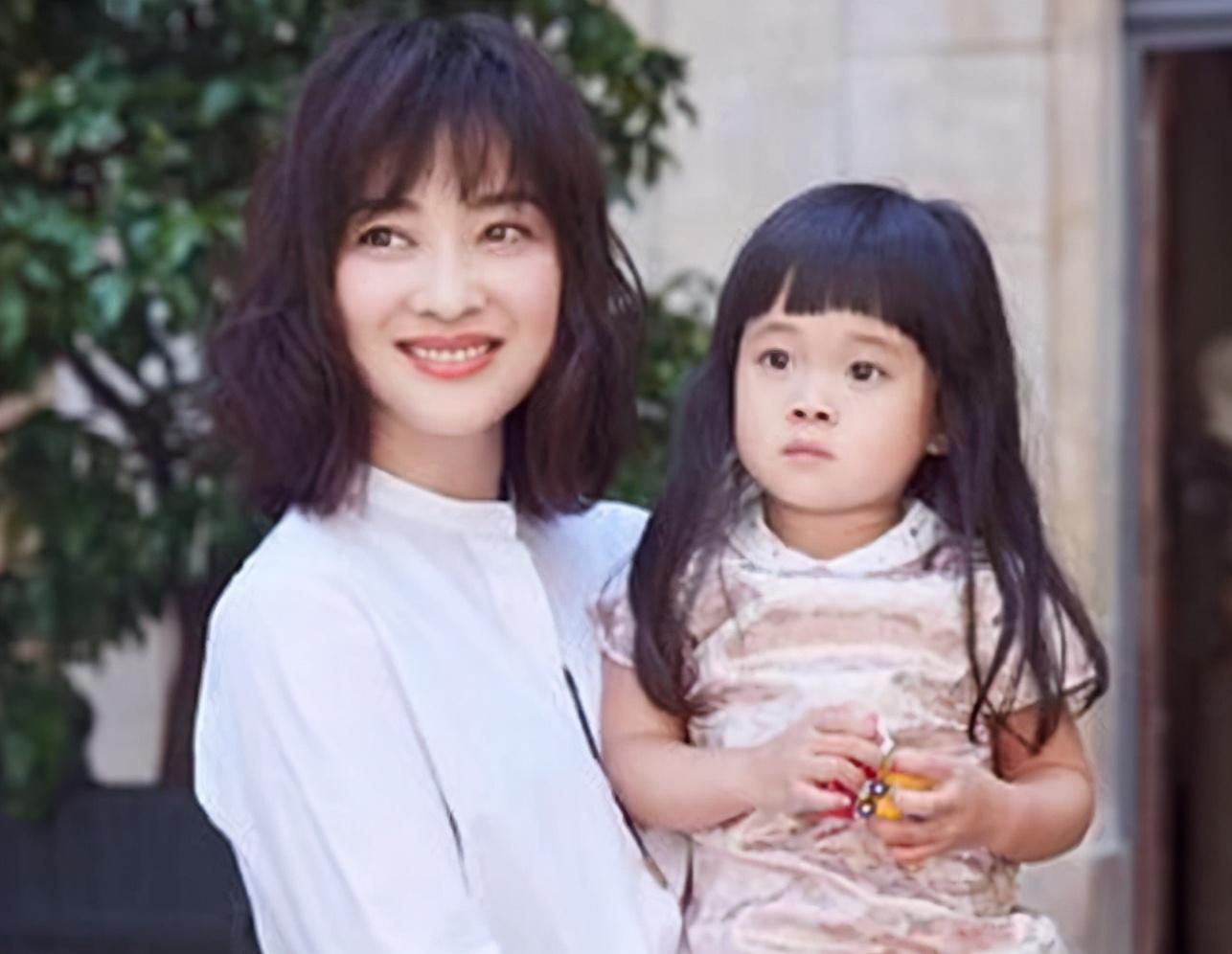 梅婷|与前夫结婚7年没生孩子，二婚后立马生了俩，45岁被丈夫宠上天