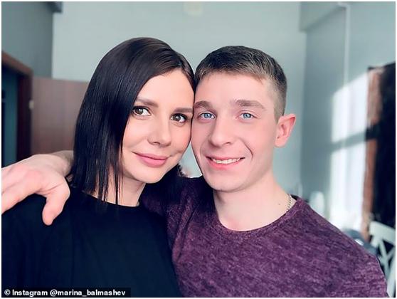 标题党：俄35岁女子与结婚13年的丈夫离婚，如今和20岁继子订婚并怀孕