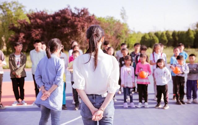 穿衣搭配|郑爽梳刘海配马尾辫，穿“学生”打扮出镜，清纯十足美回“楚雨荨”