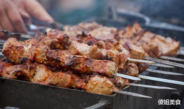 [烧烤]烧烤摊上的烤肉串为啥好吃？秘诀全在腌制上，配方做法详细告诉你
