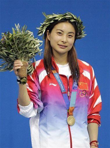 郭晶晶|郭晶晶妈妈是隐形美女!和亲家母同框,一头银发真抢镜