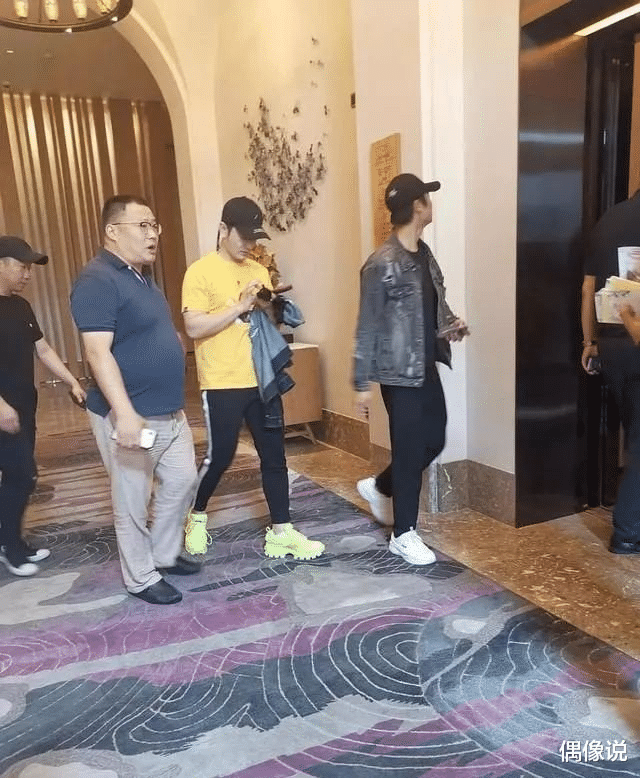 小海绵:Angelababy晒母子新合照!3岁小海绵身高达妈妈腰部,增高鞋抢镜