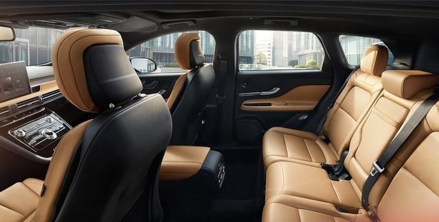 奔驰E级|长4615，连隔音都是双层，比Q3亲民更比X1霸气，一脚爆245马力