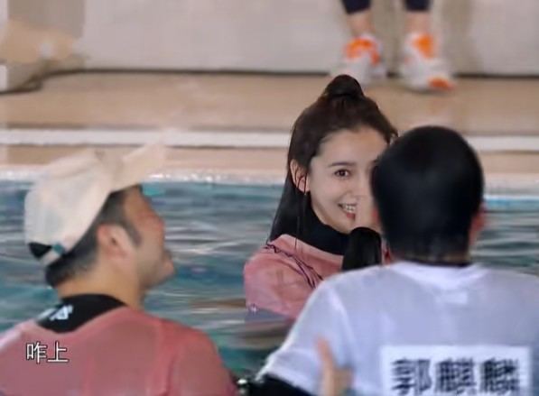 王一博|杨颖接受惩罚落入水中，抬起头时鼻子突然“变形”？伸手救场都晚了