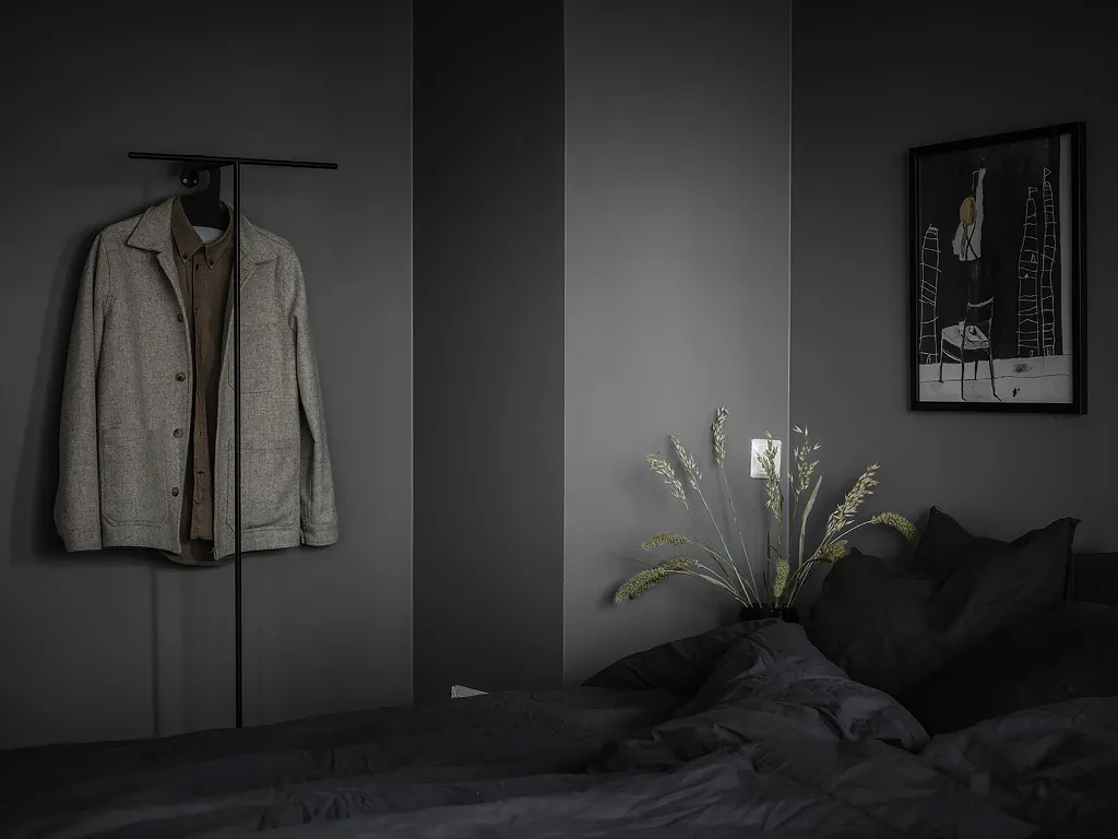 []公寓家具：49㎡小公寓卧室全刷黑，还有令人羡慕的阳台和衣帽间！