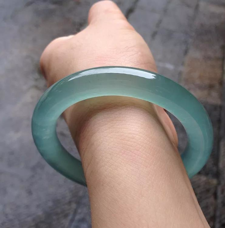 「翡翠」男子凭借感觉拿下块翡翠赌料,切开一片蓝,成品出来感觉心在滴血