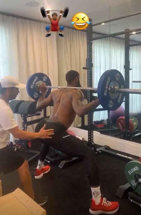 「勒布朗·詹姆斯」带劲!35岁詹皇又光膀子撸铁,蹲起凸显身材,回复库兹马赤膊苦练