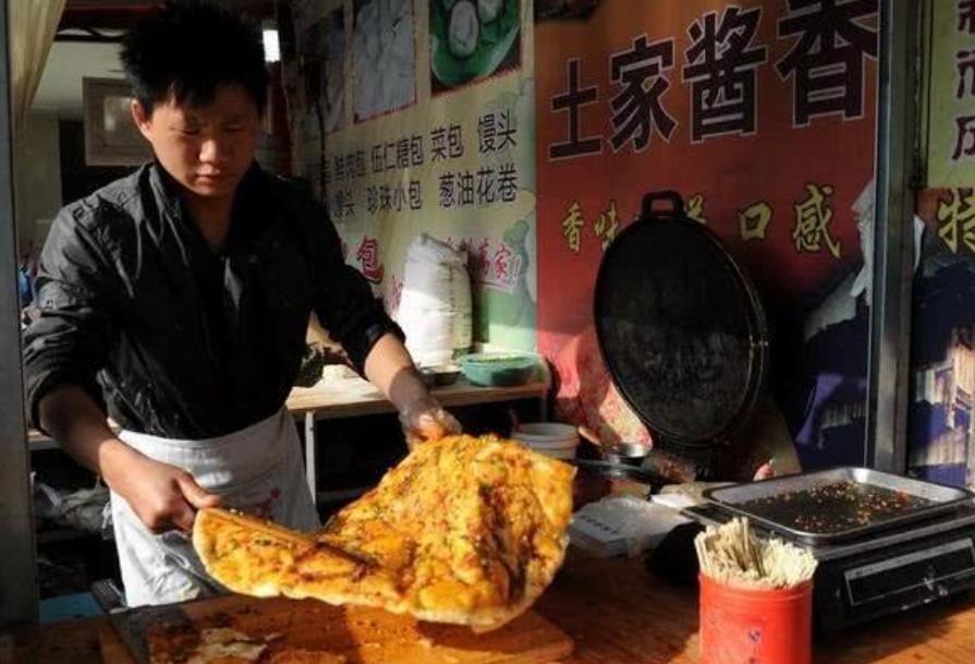 「酱香饼」为什么街头常见的土家酱香饼，突然没卖了？店老板道出了大实话