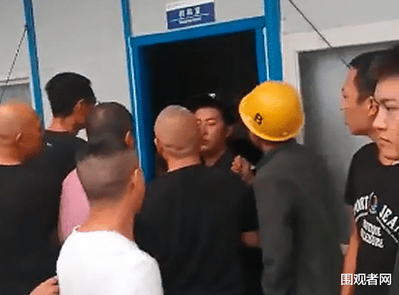 工地|四川一对夫妻讨薪被拖进“黑屋”打瘸，警方通报：影响正常办公！