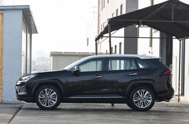 『丰田威兰达』丰田又一“新战将”，比CRV漂亮几倍，满油1000Km，关门静如深海