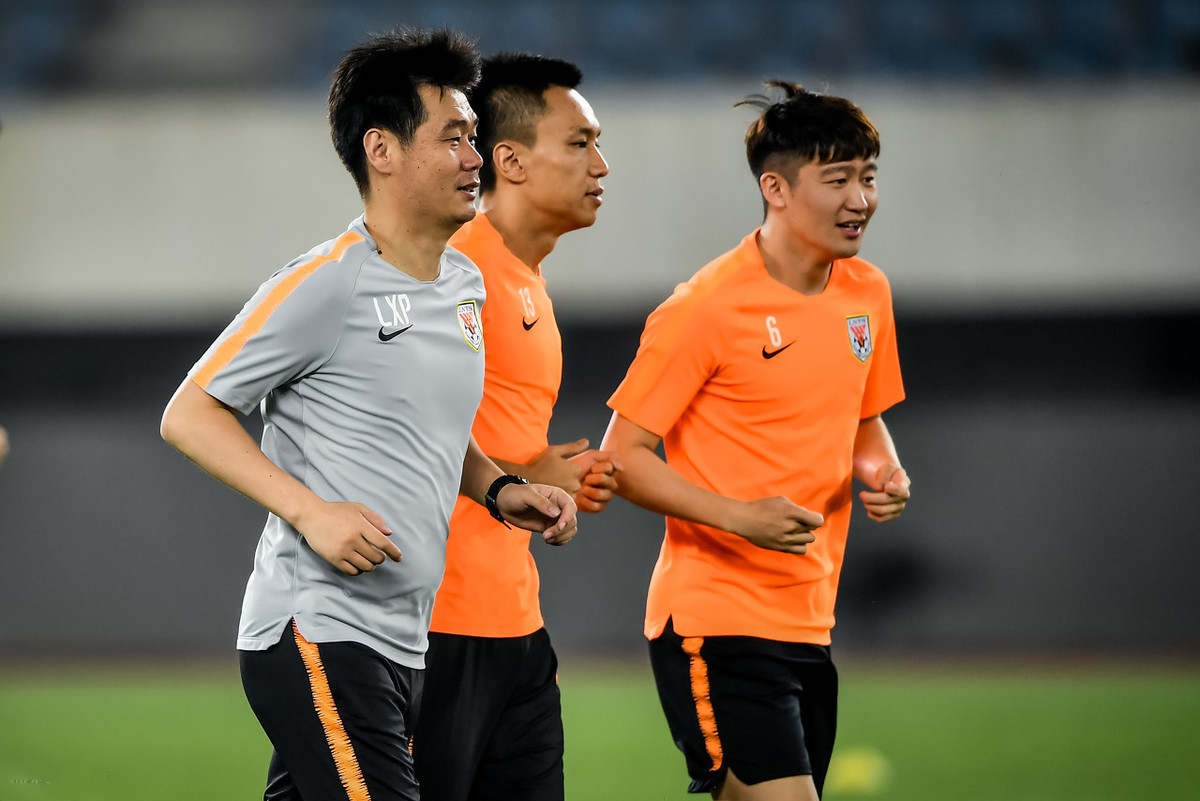 『山东鲁能』鲁能王牌合同仅剩12天,李霄鹏加速续约新队长,中超多队虎视眈眈