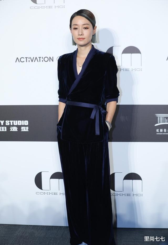 发型|造型大颠覆！马伊琍一刀切渐变绿新发型太酷，鼻尖美人痣更增特色