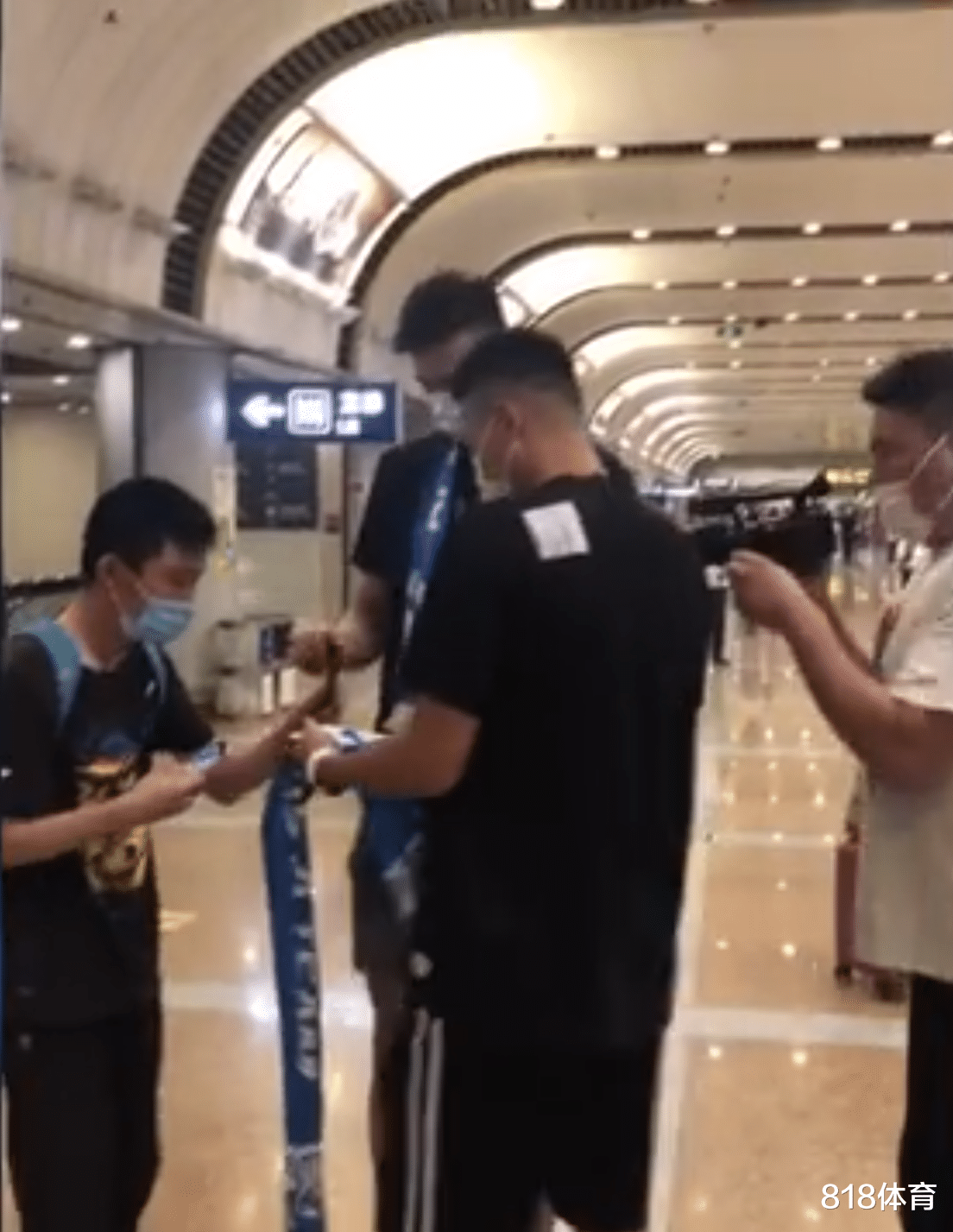 李慕豪|表弟驾到! 翟晓川带张才仁接机李慕豪, 首钢球迷欢迎: 倾慕已久终入豪门