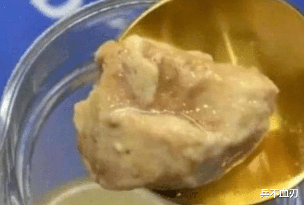 饼干|压缩饼干为何如此耐饿？小伙拿水煮完傻眼了，难怪一块能顶几碗饭