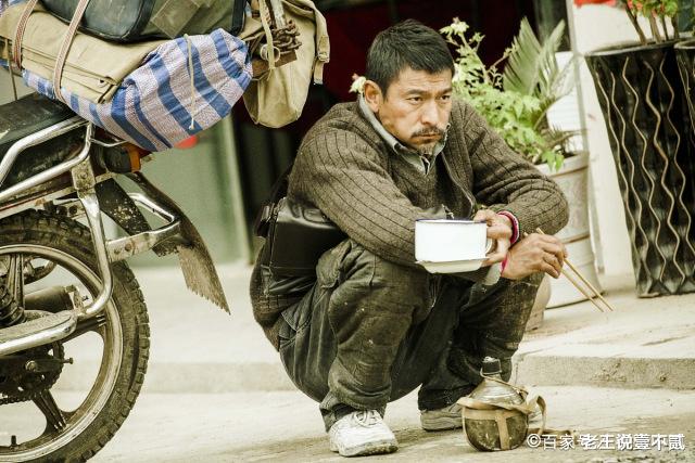 片场|明星片场休息，黄晓明抱着baby睡觉，鹿晗在玩水枪，而她却在抠脚
